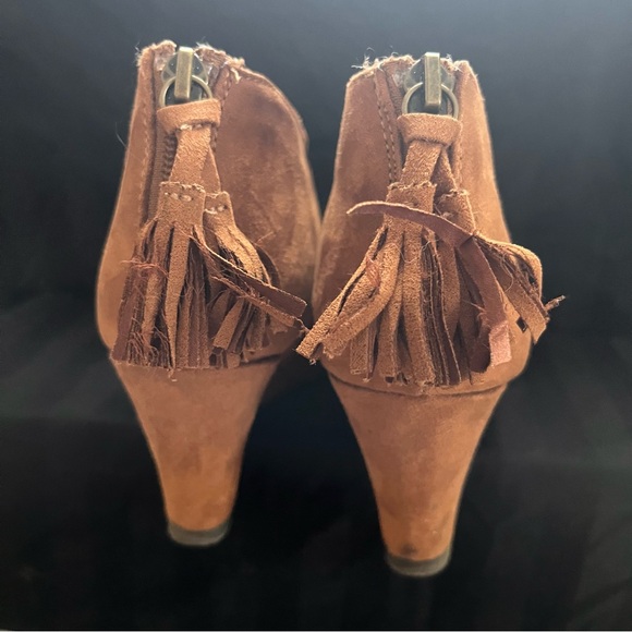 Women’s size 6 US wedge heel ankle bootie. - Picture 6 of 8